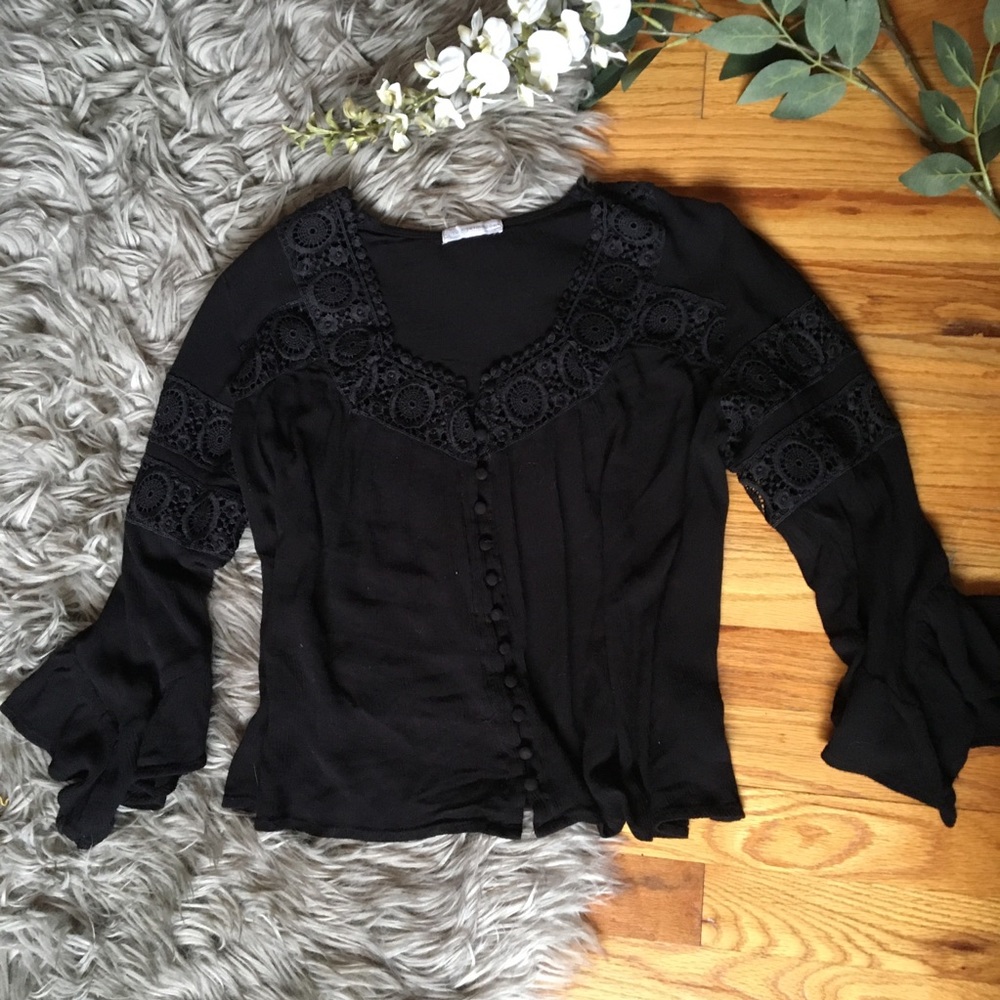 Belle sleeve black button front top 🖤